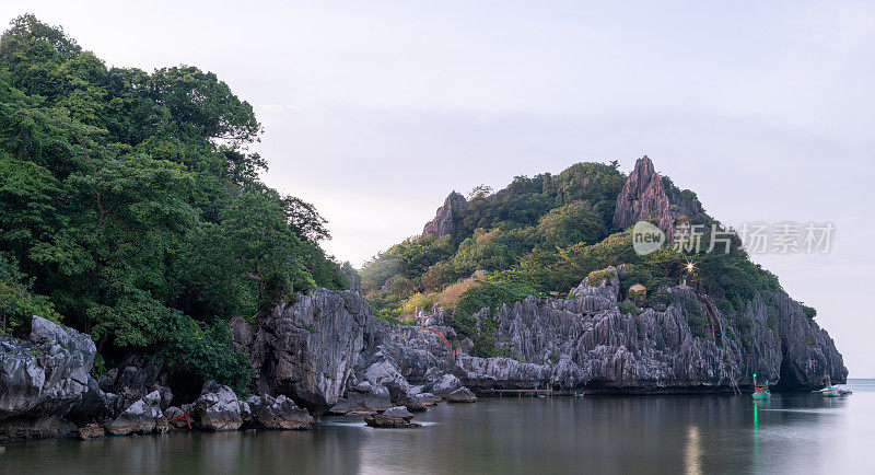 在宁静的蓝色大海中的石灰岩山脉景观，Nghe岛，Kien jiang省